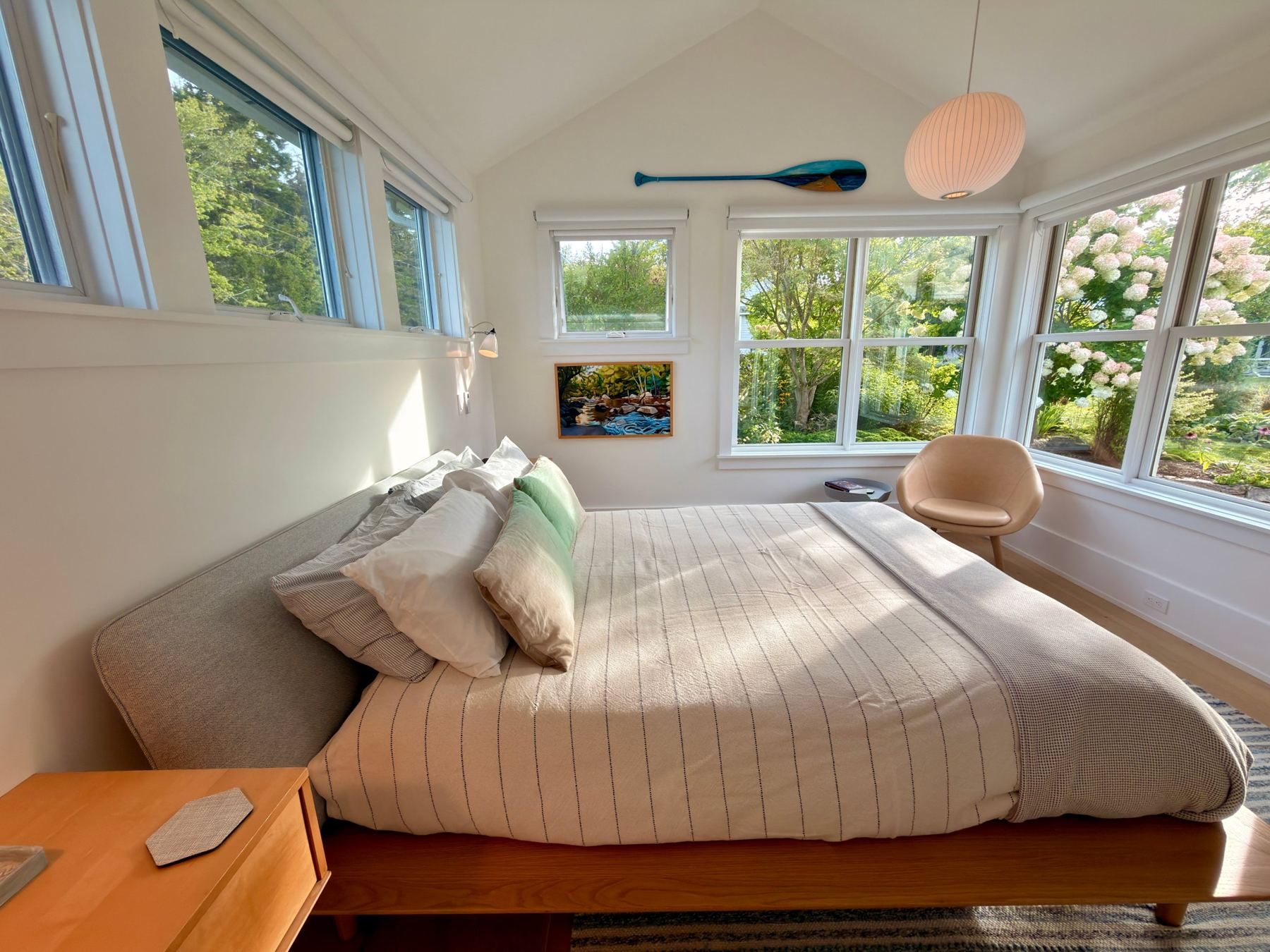 Vaulted bedroom with windows onto the hydrangeas